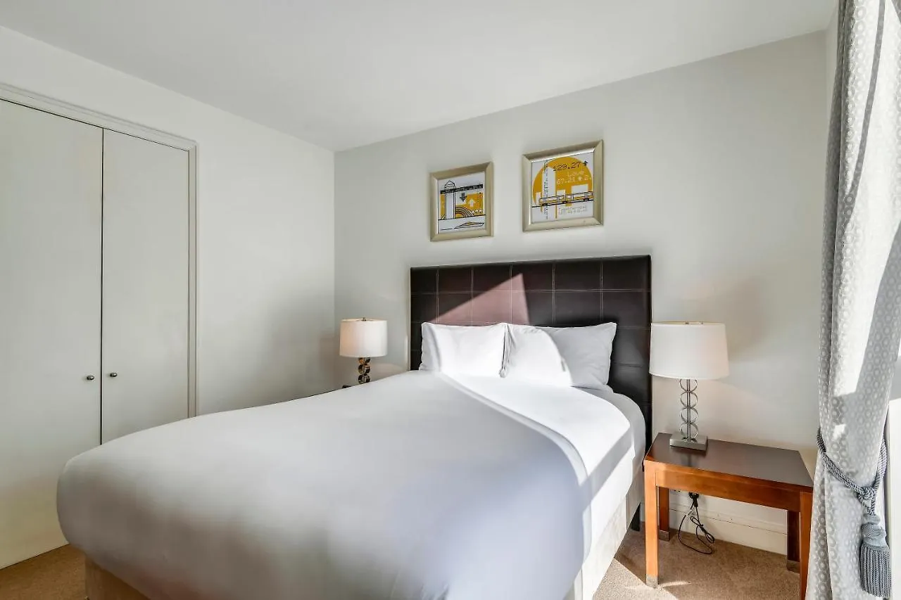 Circus Apartments Canary Wharf London 0*,