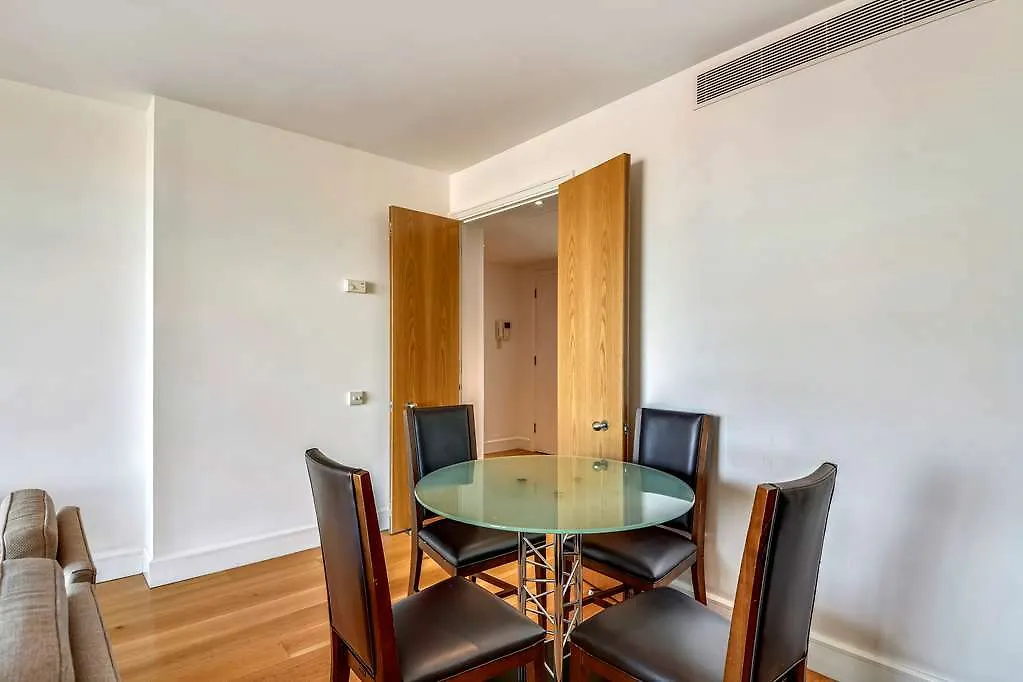Circus Apartments Canary Wharf London